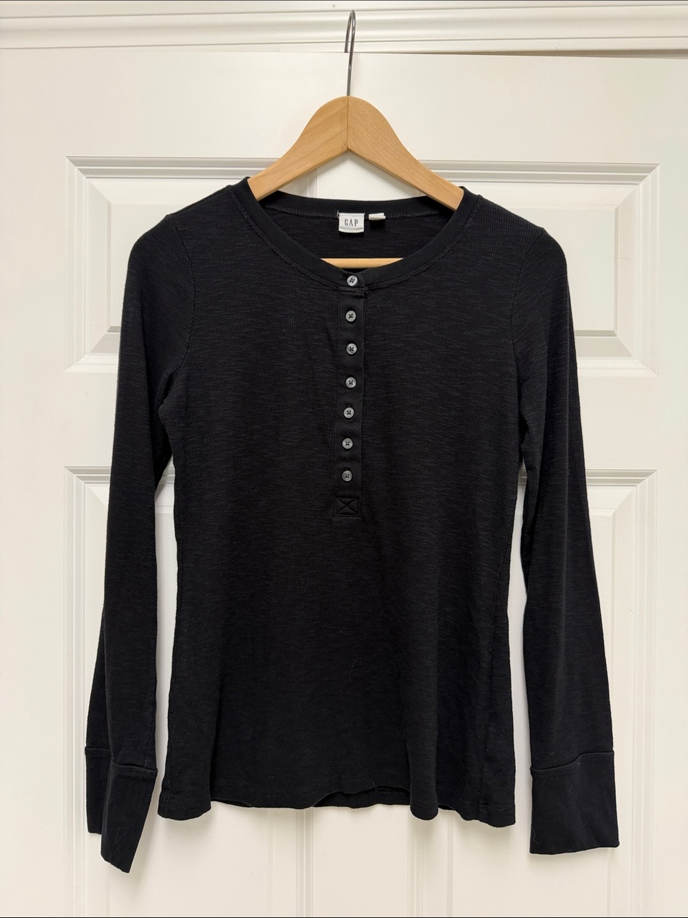 GAP Black Long Sleeved Henley Tee Size Small
